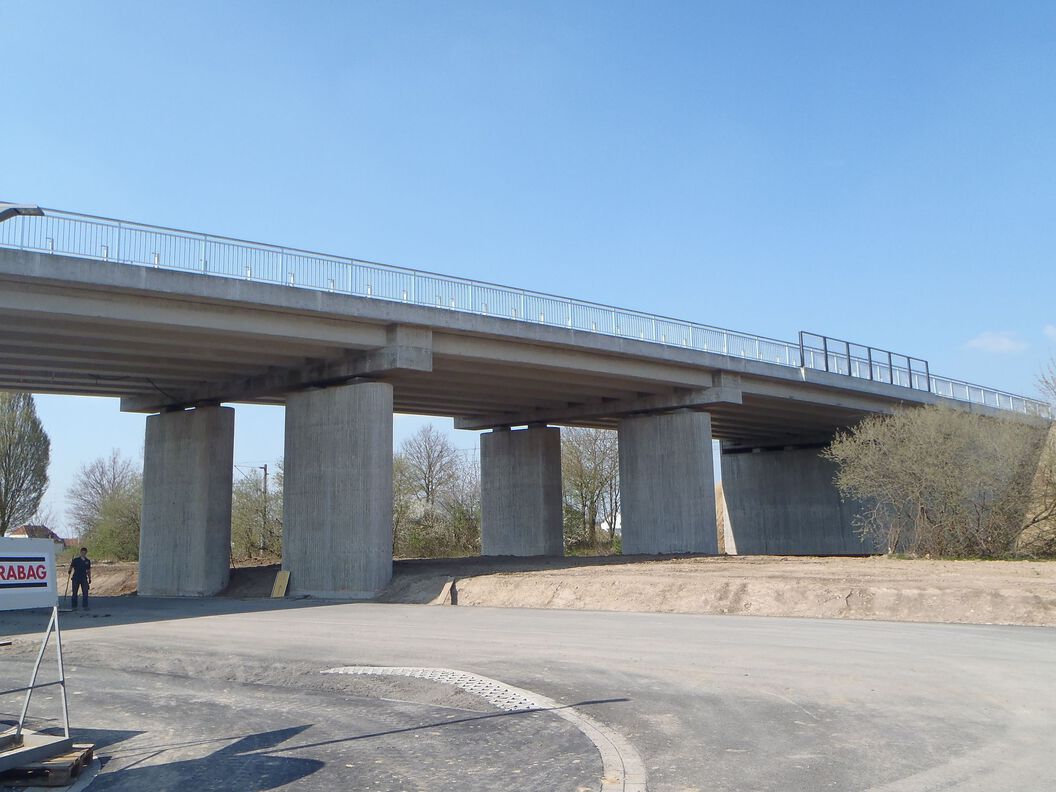 3 Feld Spannbetonbrücke in Ortbeton- /Fertigteilbauweise