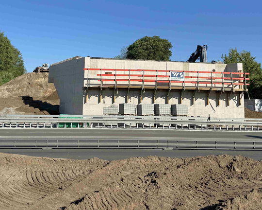 Spannbetonbrücke in Ortbeton- und Fertigteilbauweise