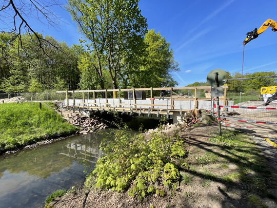 Stahlbetonbrücke in     Ortbeton-/     Fertigteilbauweise