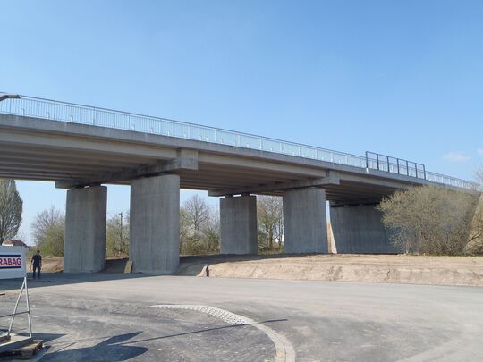 3 Feld Spannbetonbrücke in Ortbeton- /Fertigteilbauweise